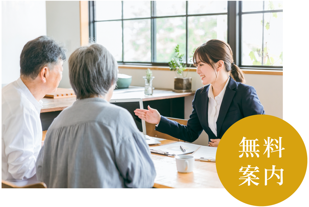 優しく笑顔で案内する女性